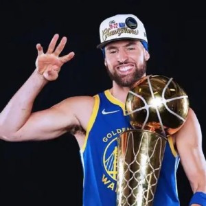 开云体育下载-汤普森是一名纯射手，生涯有44场比赛0罚球拿到至少25分的表现|克雷·汤普森|篮球|克莱·汤普森|柯蒂斯·琼斯|金州勇士队_新浪体育_新浪新闻