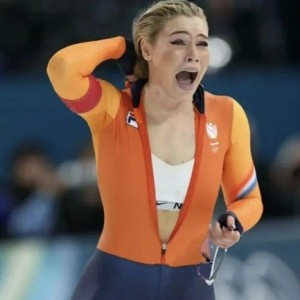 开云APP-奥运冠军“拉拉链露胸”，耐克绷不住了！